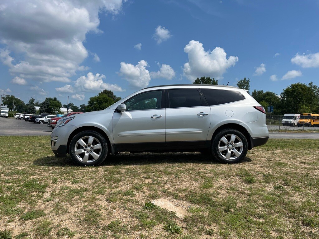 2017 Chevrolet Traverse 1LT photo 2