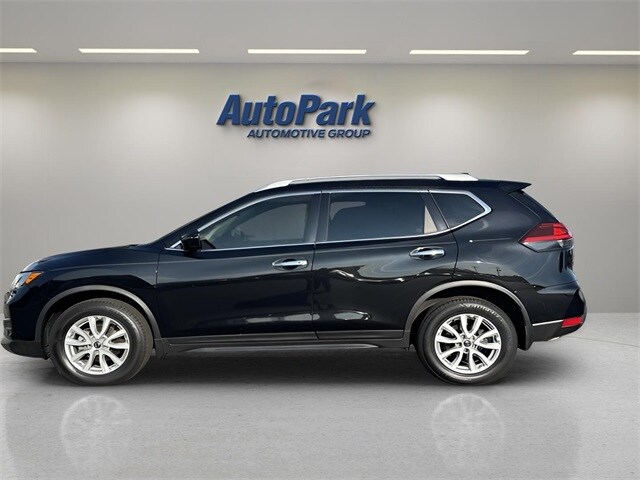 2018 Nissan Rogue SV photo 3
