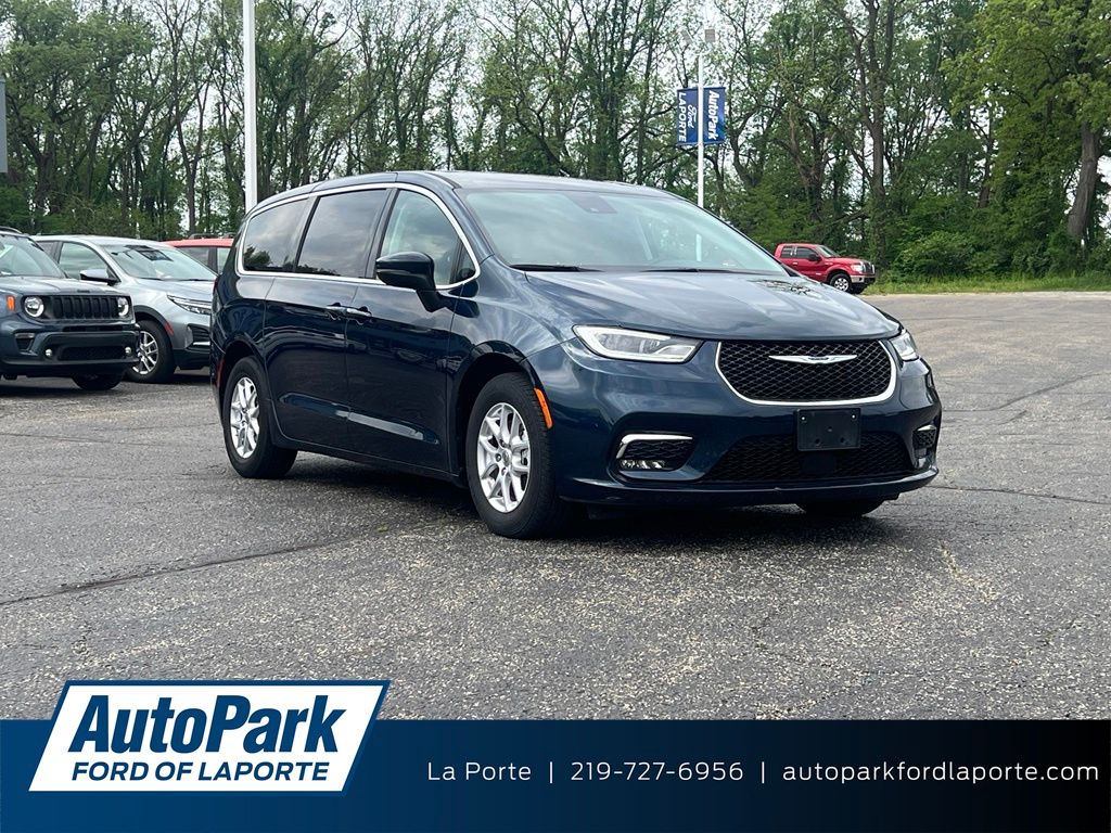 2023 Chrysler Pacifica Touring L's photo