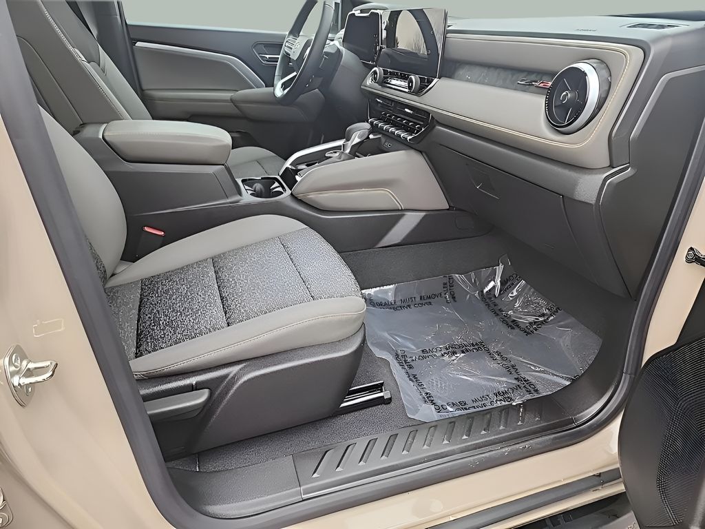 2024 Chevrolet Colorado ZR2 - Photo 13