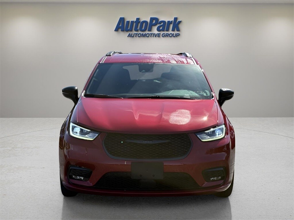 2024 Chrysler Pacifica Touring L photo 2