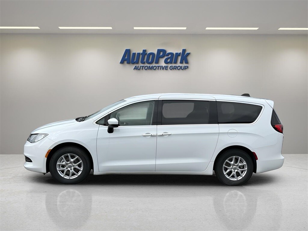 2023 Chrysler Voyager LX photo 4