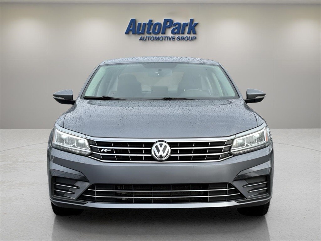 2018 Volkswagen Passat 2.0T R-Line photo 2