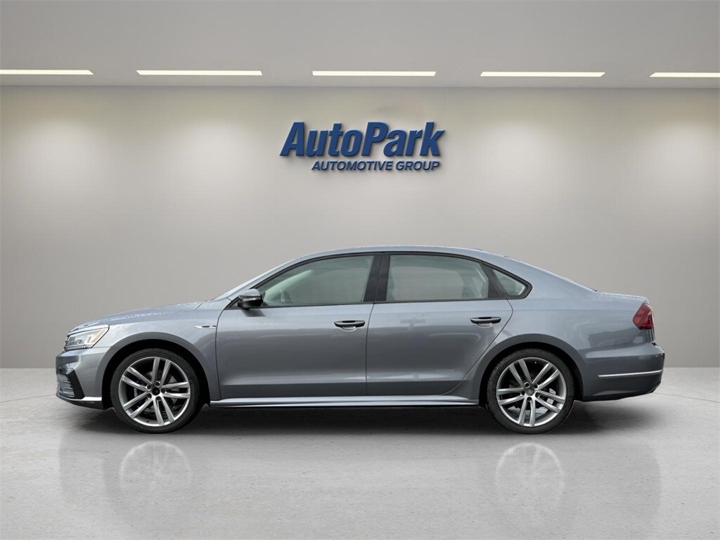 2018 Volkswagen Passat 2.0T R-Line photo 4