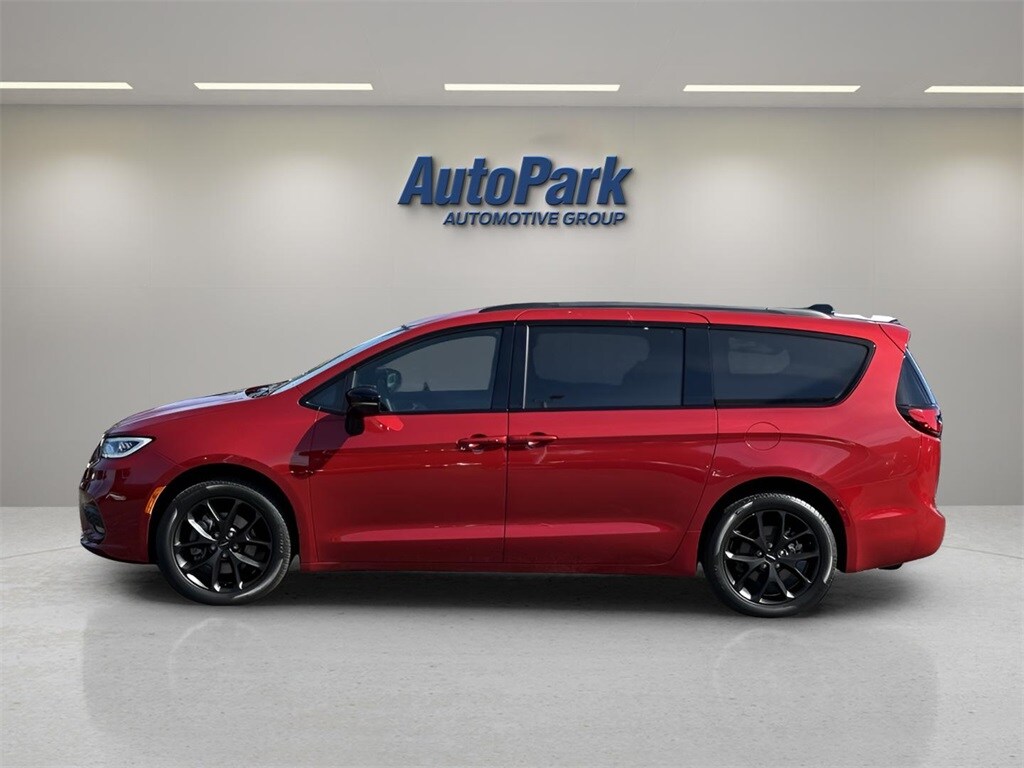 2024 Chrysler Pacifica Touring L photo 4