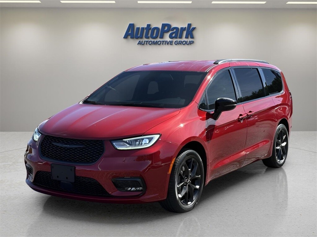 2024 Chrysler Pacifica Touring L photo 3