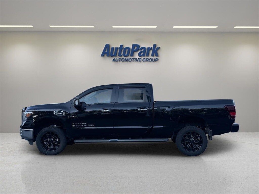 2018 Nissan Titan SV photo 2