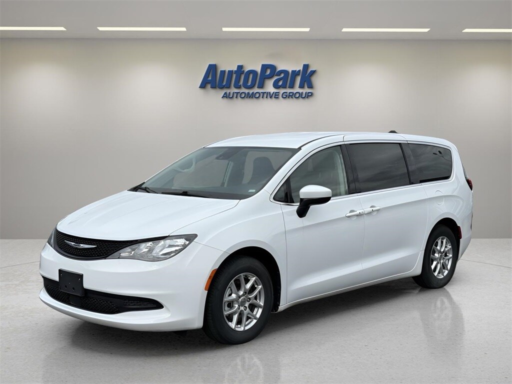 2023 Chrysler Voyager LX photo 3