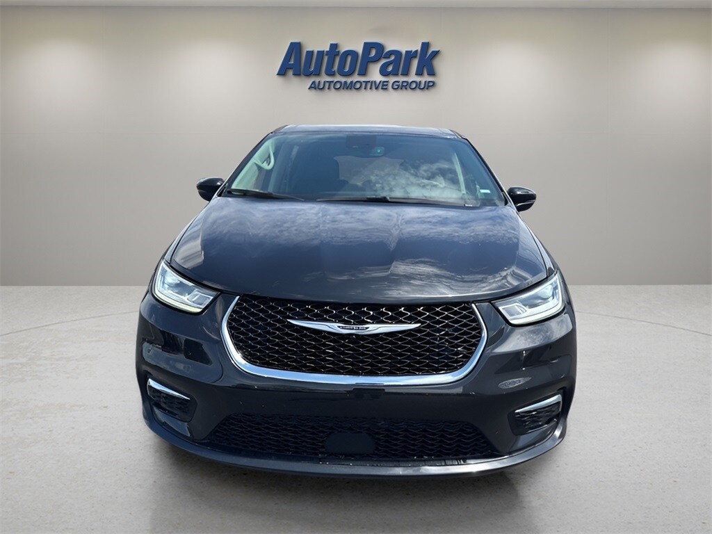 2023 Chrysler Pacifica Touring L photo 2