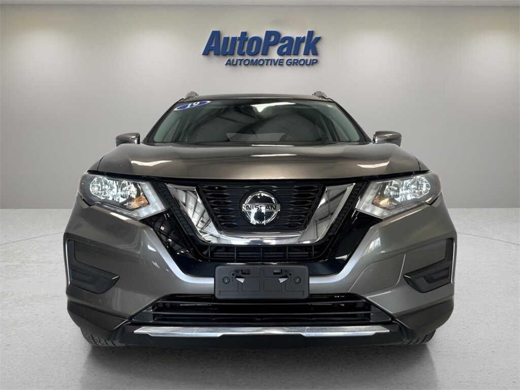2019 Nissan Rogue SV photo 2