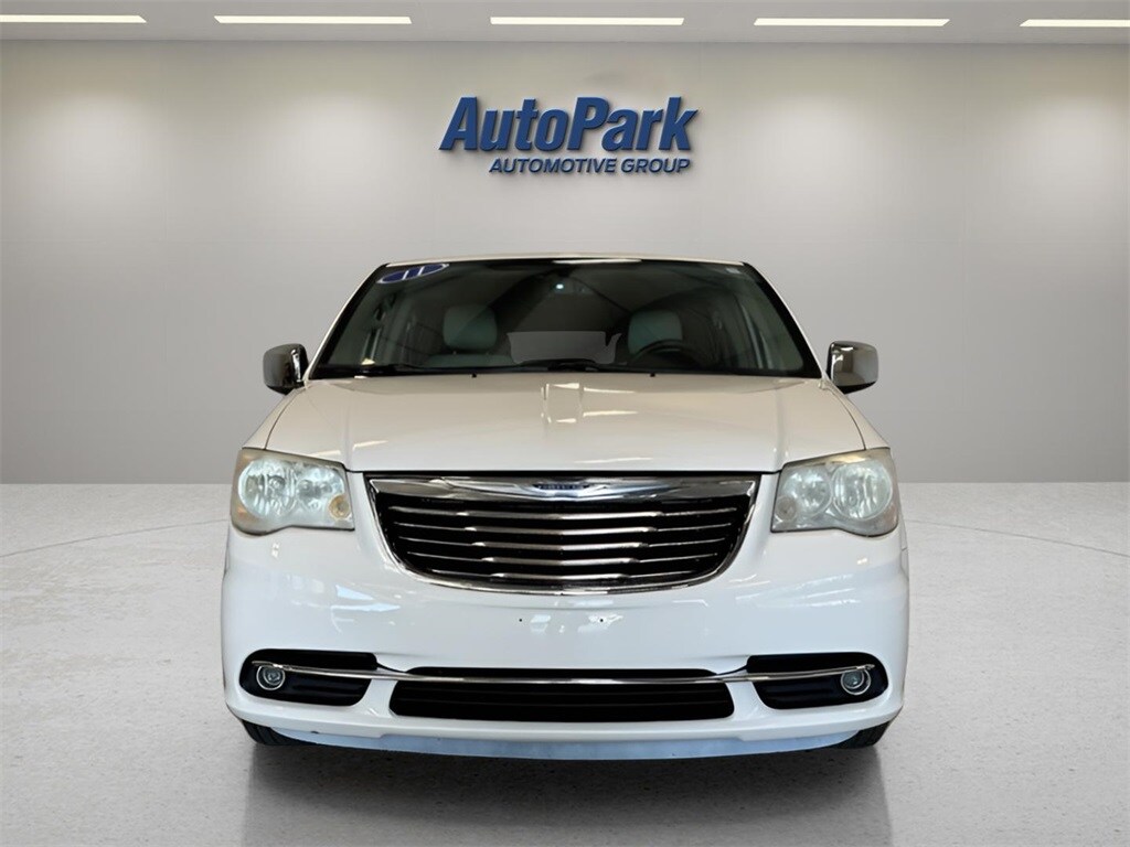 2011 Chrysler Town & Country photo 2
