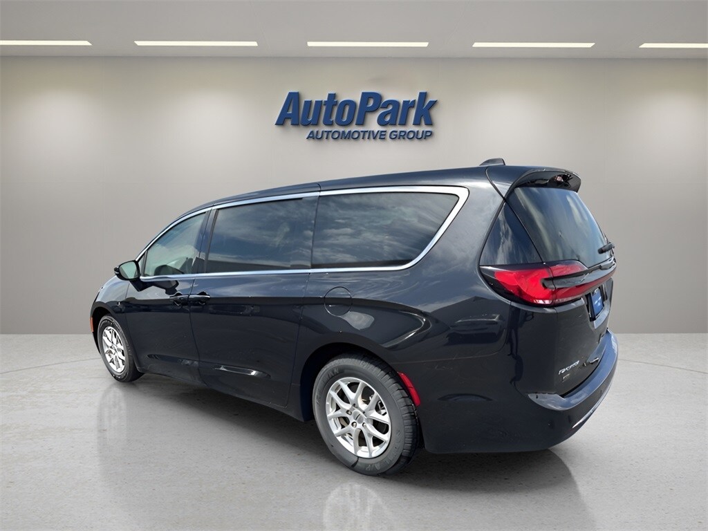 2023 Chrysler Pacifica Touring L photo 4
