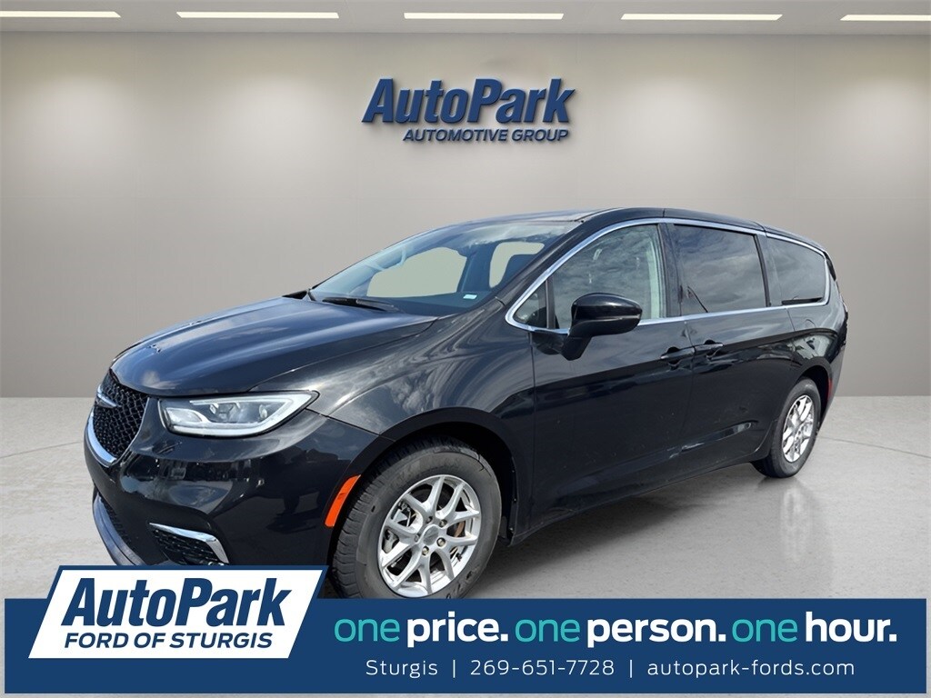 2023 Chrysler Pacifica Touring L photo 3