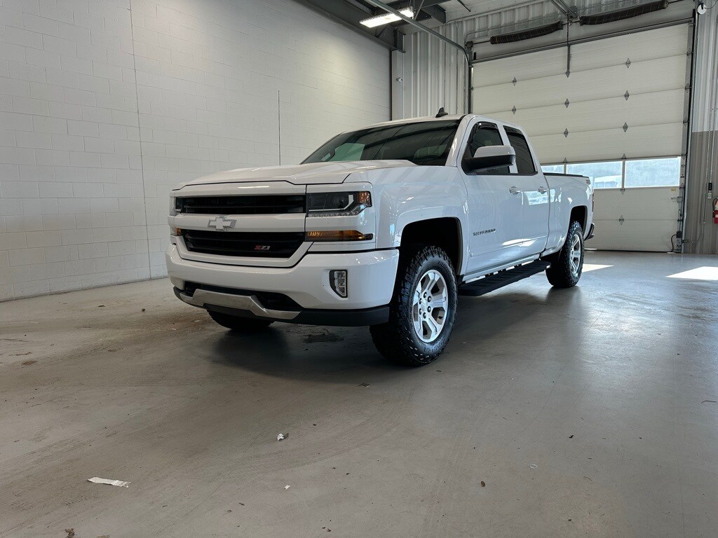 2016 Chevrolet Silverado 1500 LT photo 2
