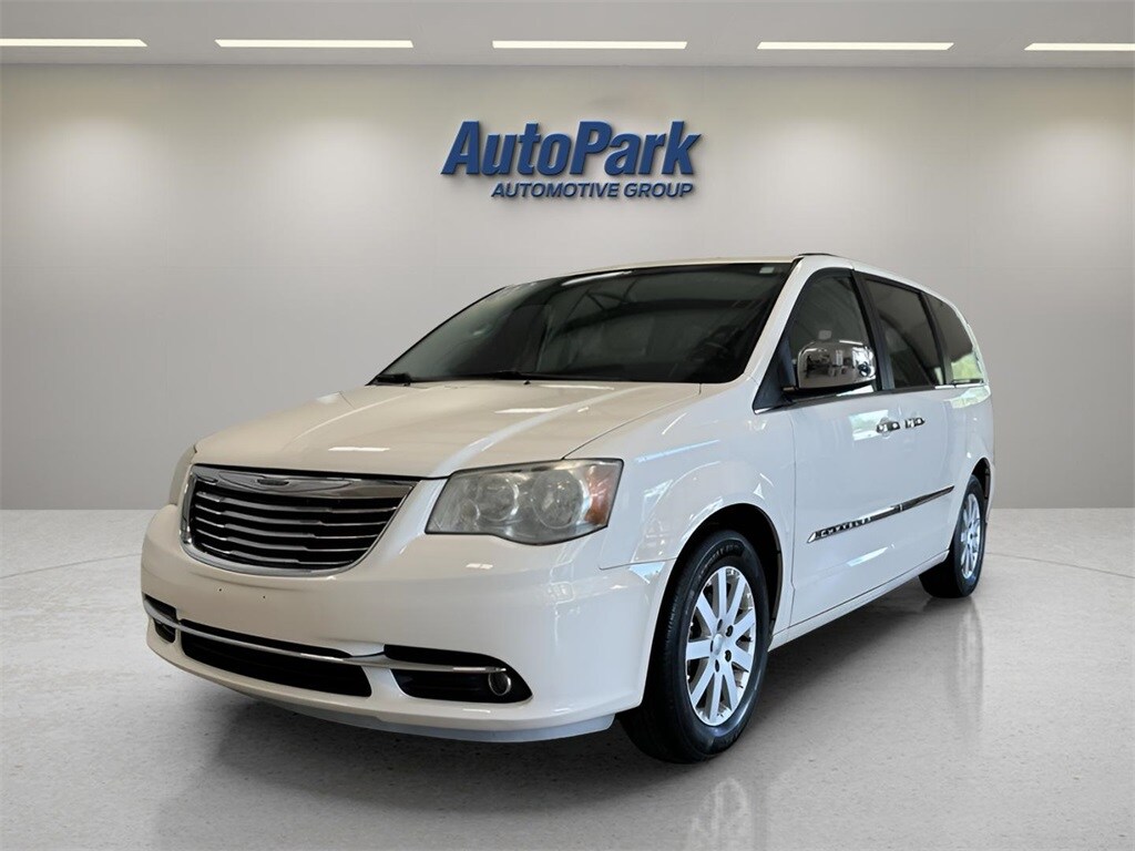 2011 Chrysler Town & Country photo 3