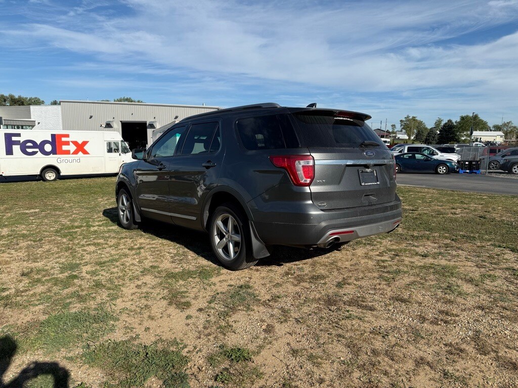 2016 Ford Explorer XLT photo 2