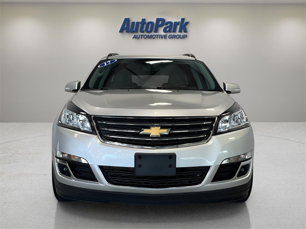 2017 Chevrolet Traverse 1LT photo 2