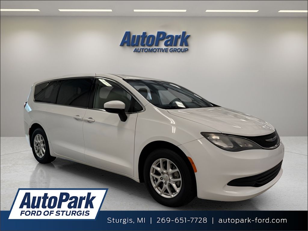 2020 Chrysler Voyager LX's photo