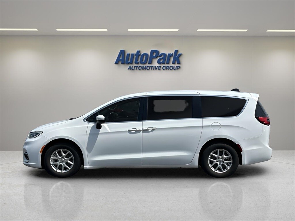 2023 Chrysler Pacifica Touring L photo 3