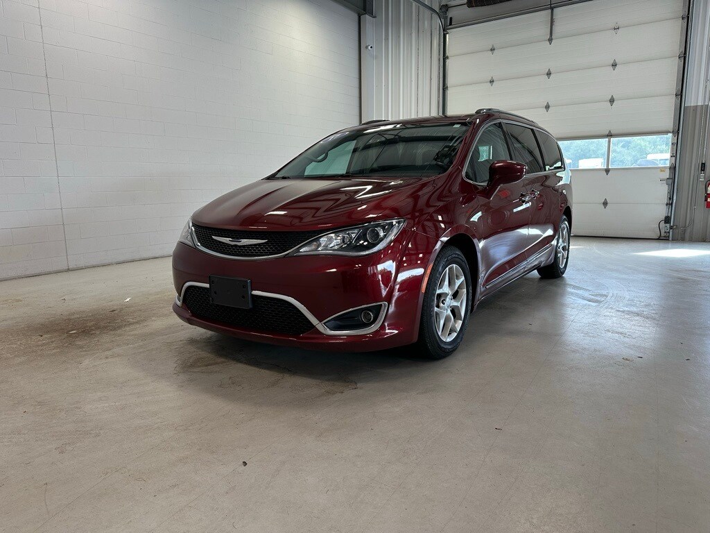 2017 Chrysler Pacifica Touring Plus photo 3