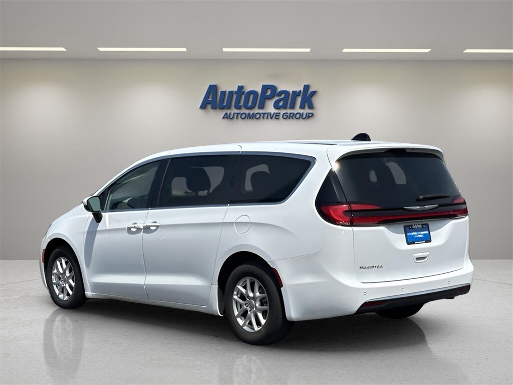 2023 Chrysler Pacifica Touring L photo 4
