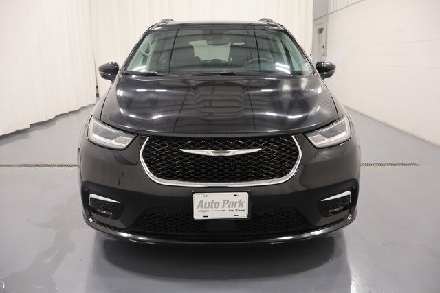 2022 Chrysler Pacifica Touring L photo 2