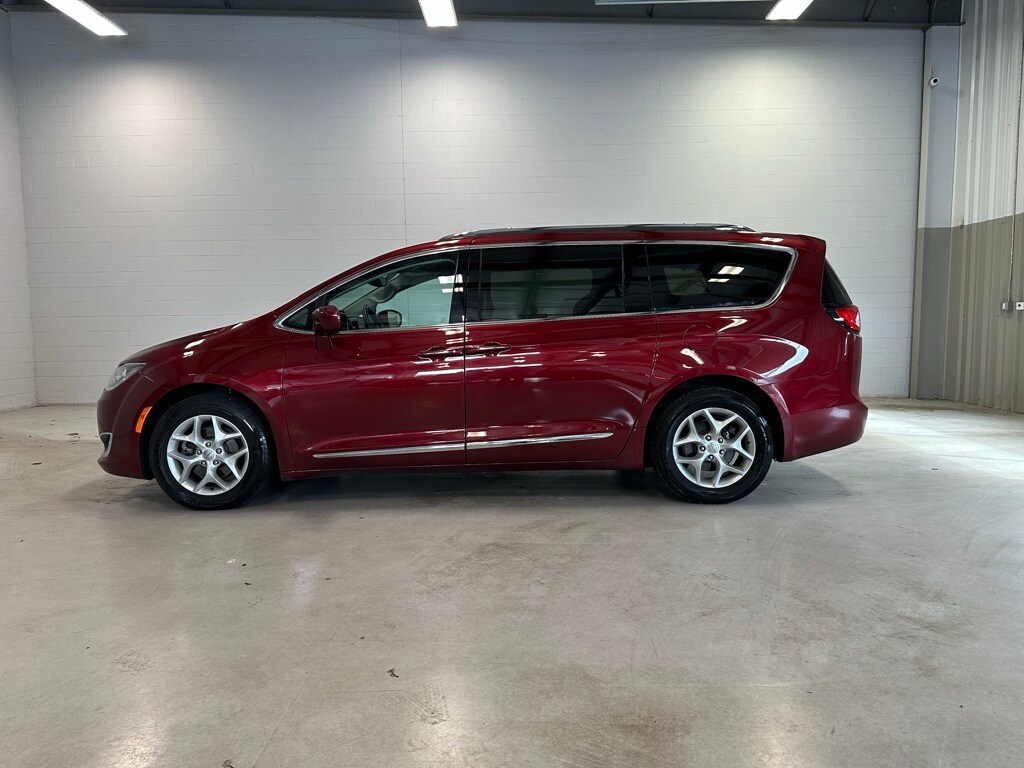 2017 Chrysler Pacifica Touring Plus photo 4