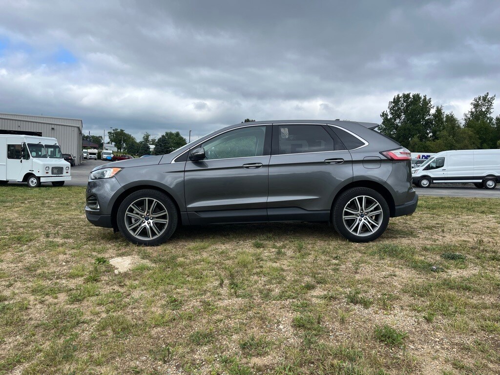 2022 Ford Edge Titanium photo 2