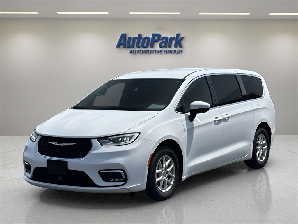 2023 Chrysler Pacifica Touring L photo 2