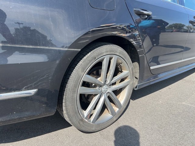 2019 Volkswagen Passat 2.0T SE R-Line photo 4