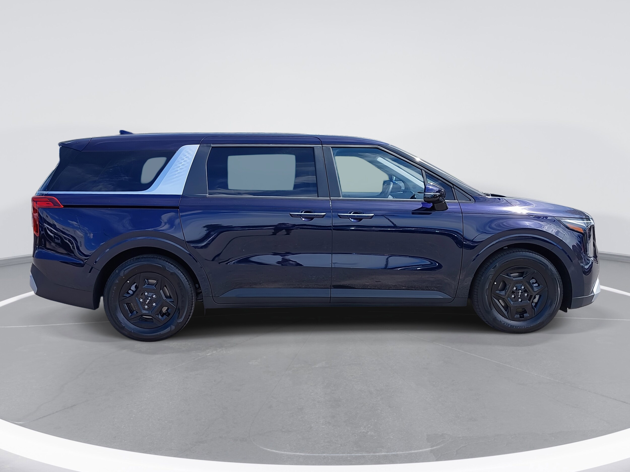 2026 Kia Carnival LXS photo 4