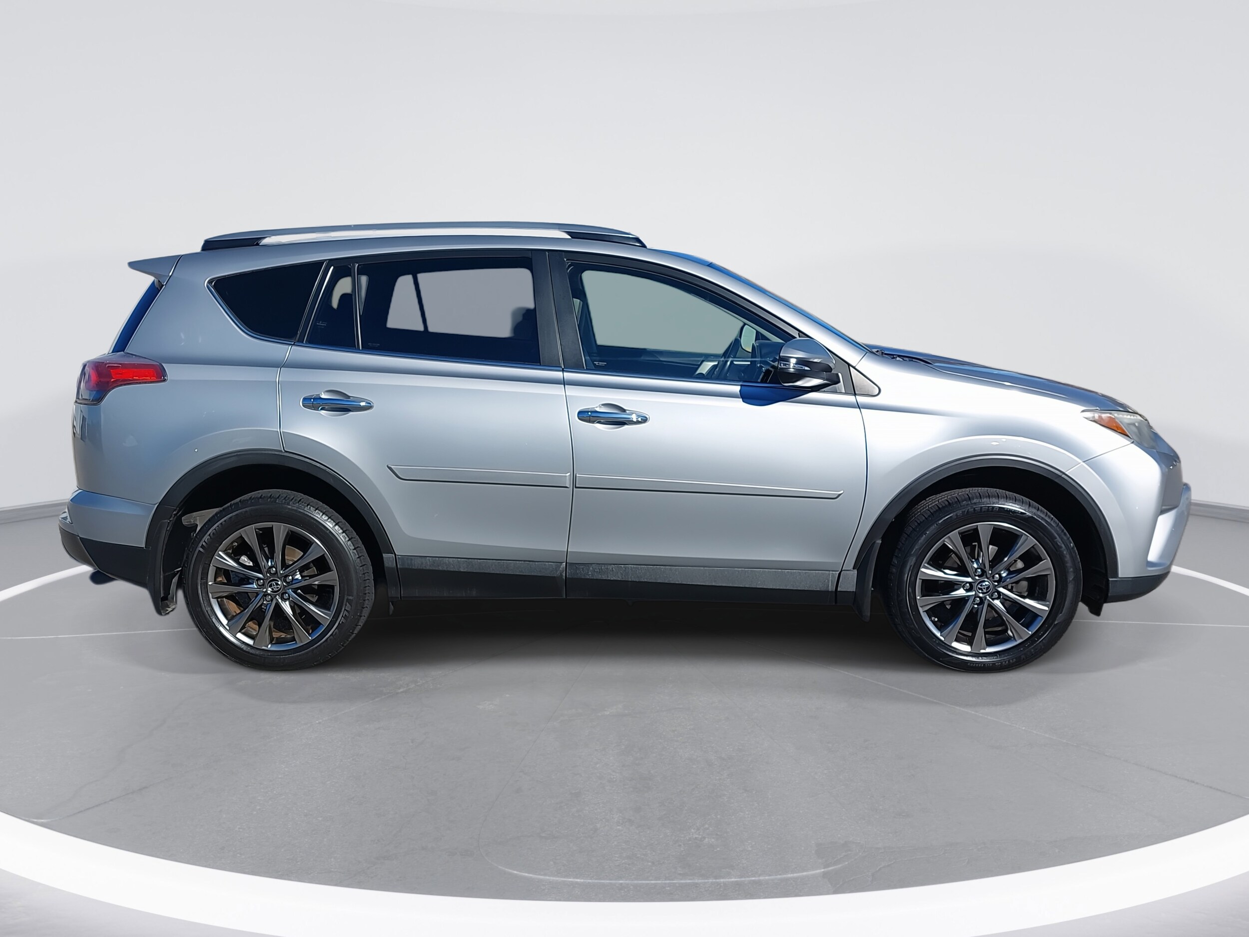 2018 Toyota RAV4 Limited photo 4