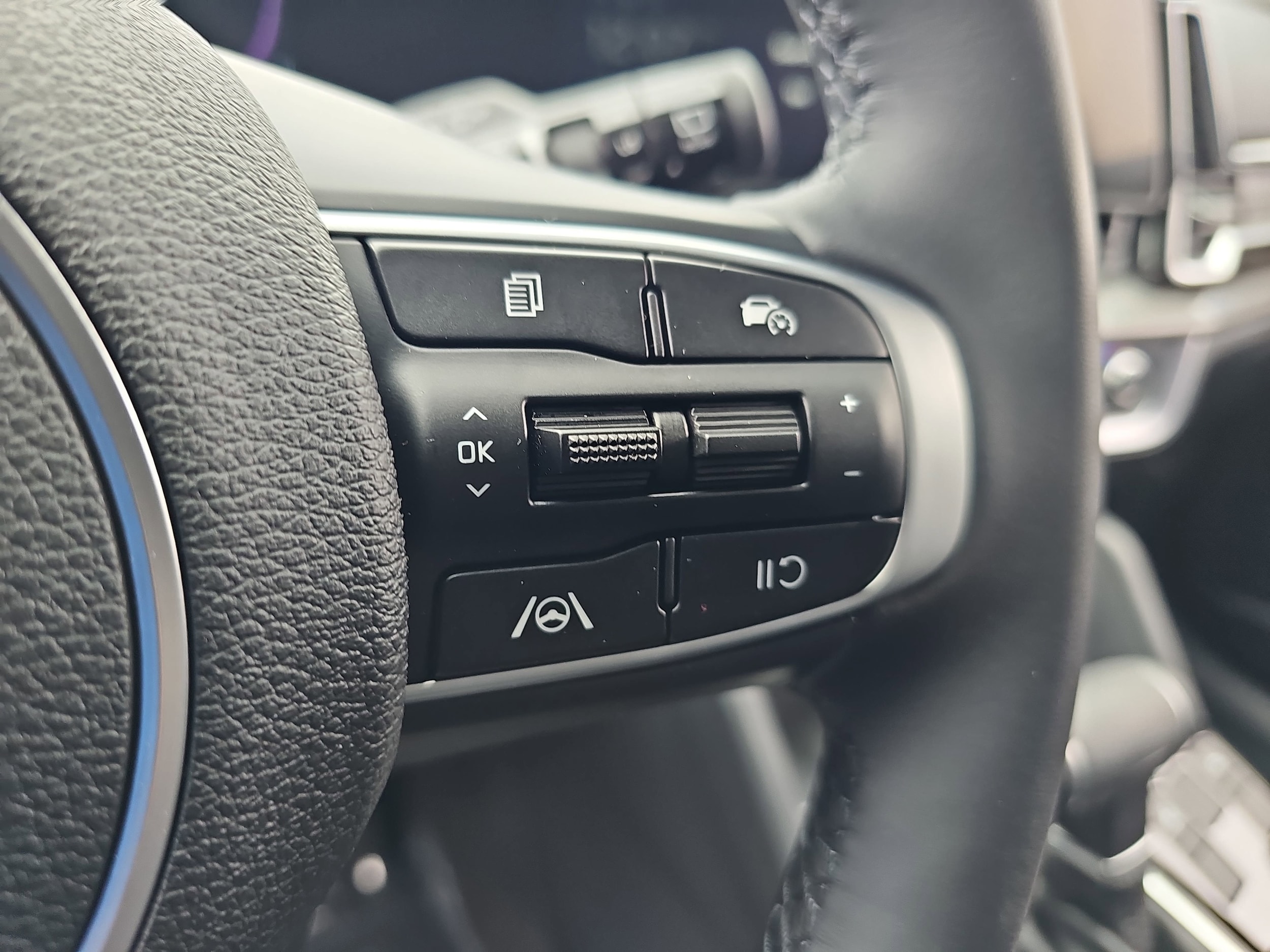 2025 Kia Sportage EX - Photo 18