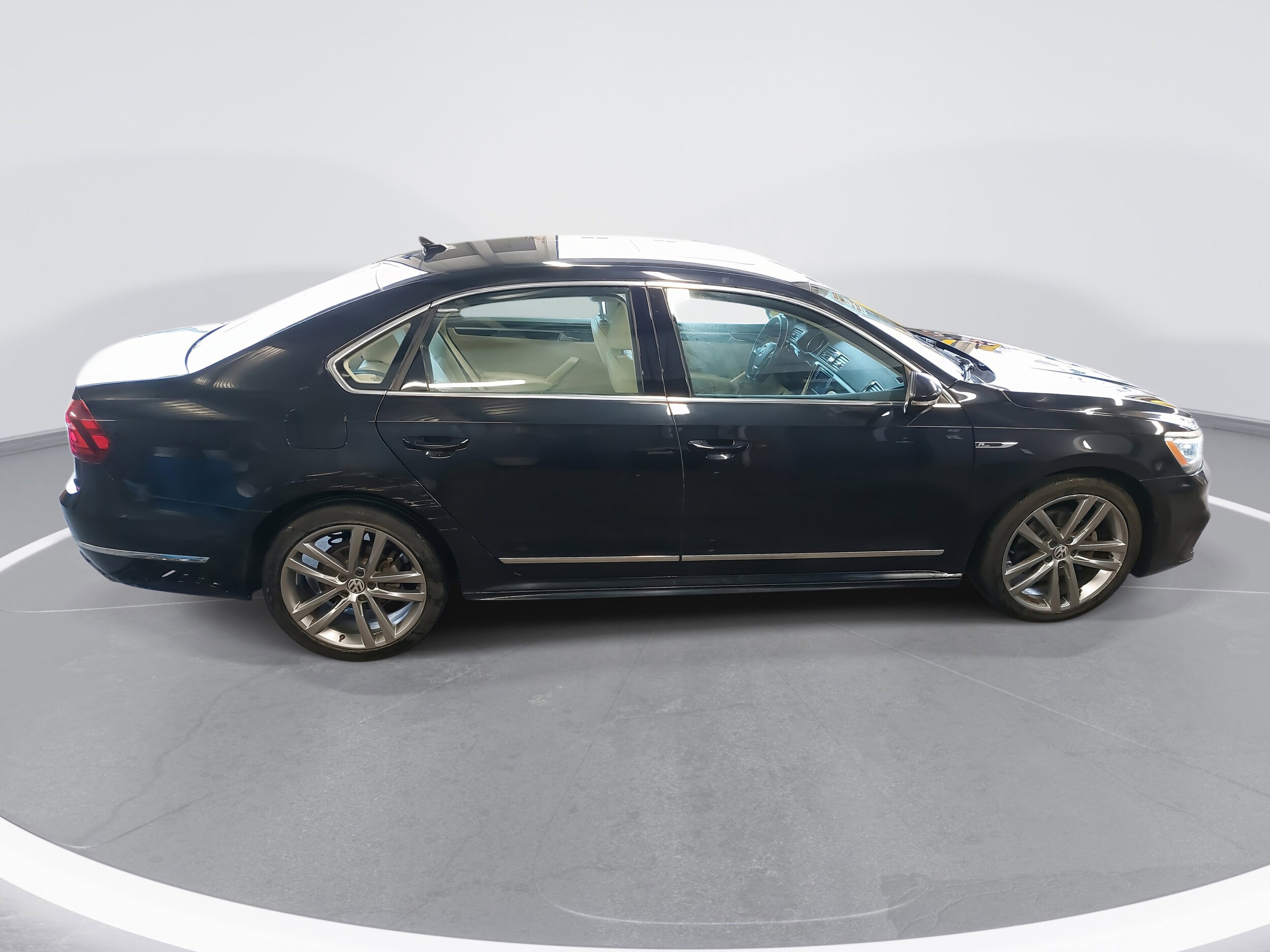 2019 Volkswagen Passat 2.0T SE R-Line photo 4