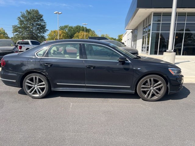 2019 Volkswagen Passat 2.0T SE R-Line photo 2