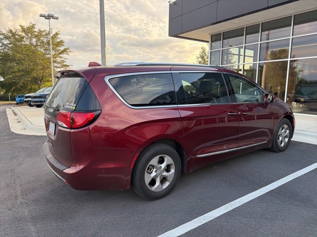 2017 Chrysler Pacifica Touring Plus photo 3
