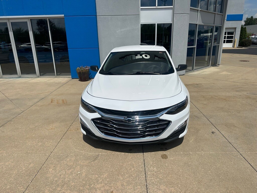 2021 Chevrolet Malibu photo 2