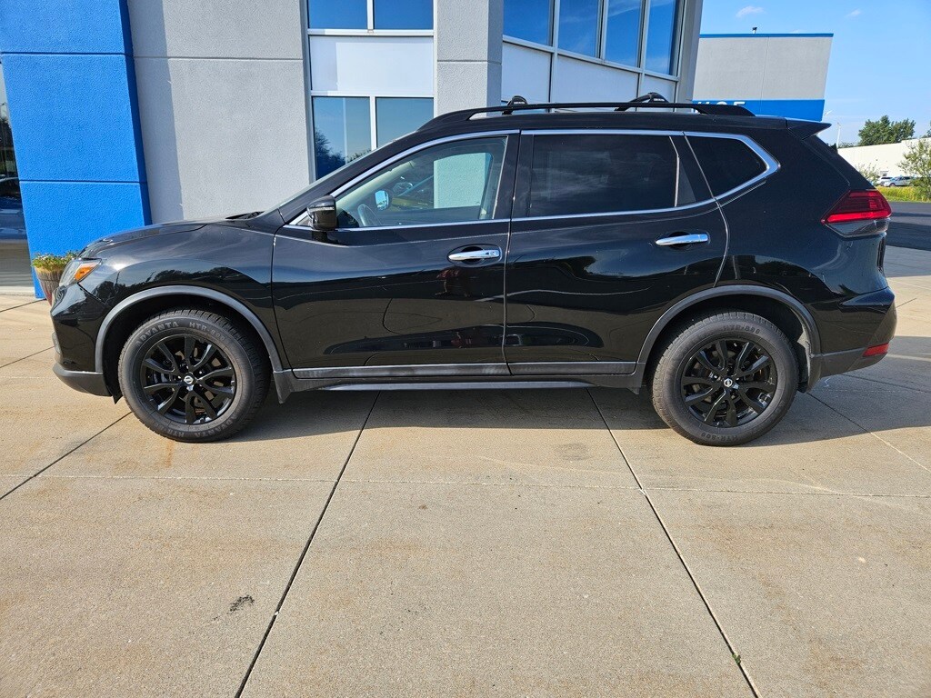 2017 Nissan Rogue SV photo 2