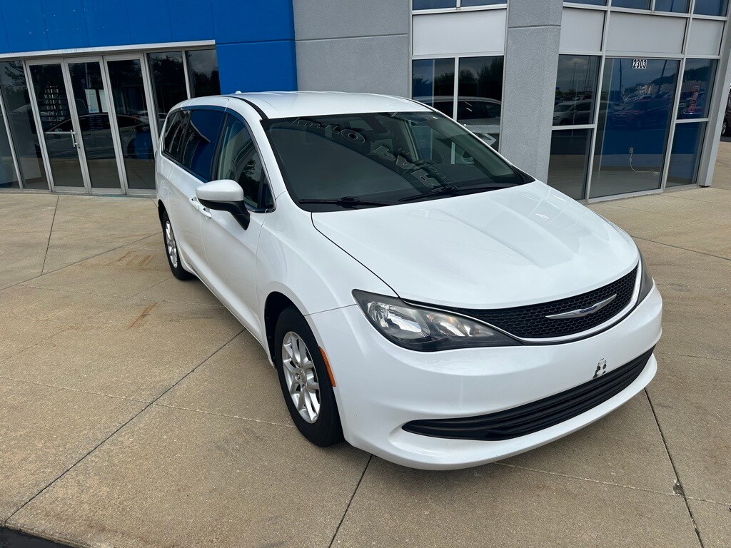 2020 Chrysler Voyager LX photo 3