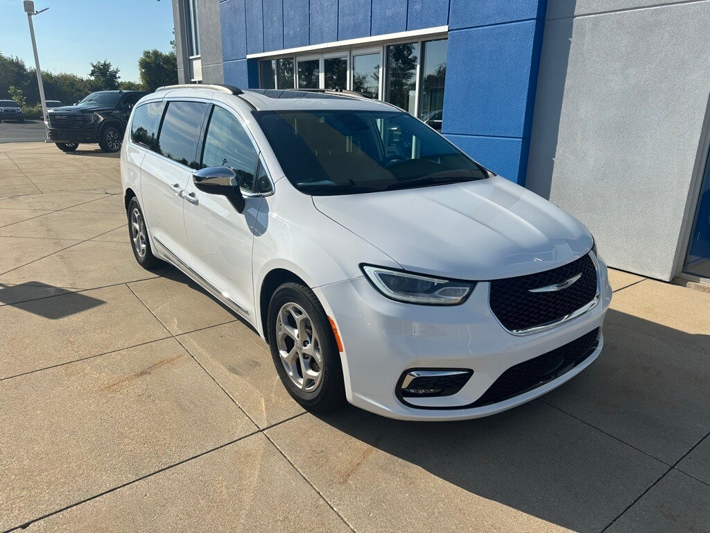 2023 Chrysler Pacifica Limited photo 3