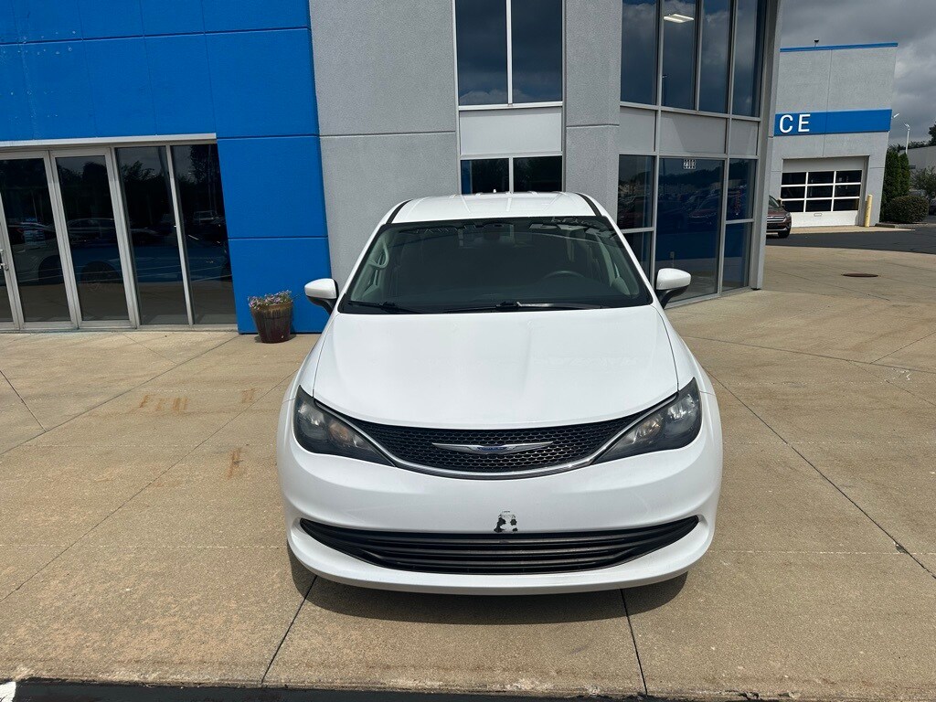 2020 Chrysler Voyager LX photo 2