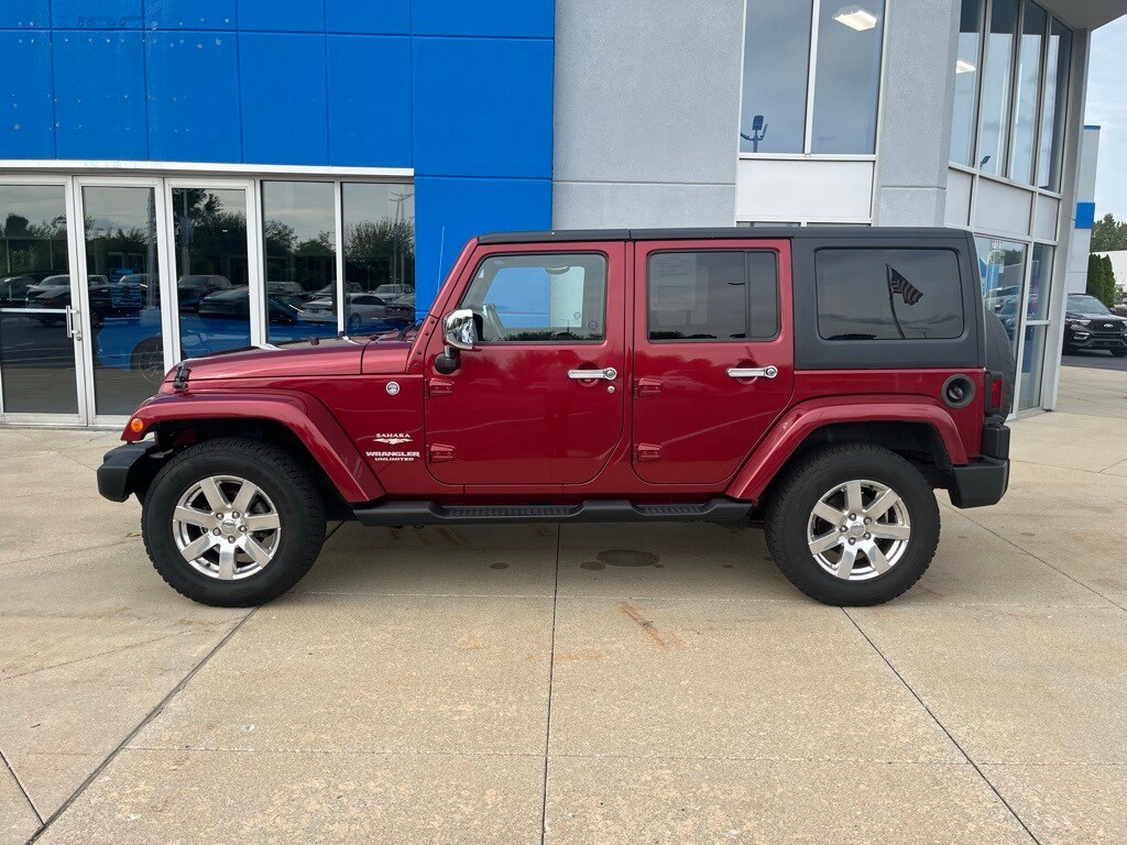 2013 Jeep Wrangler Unlimited Sahara photo 2
