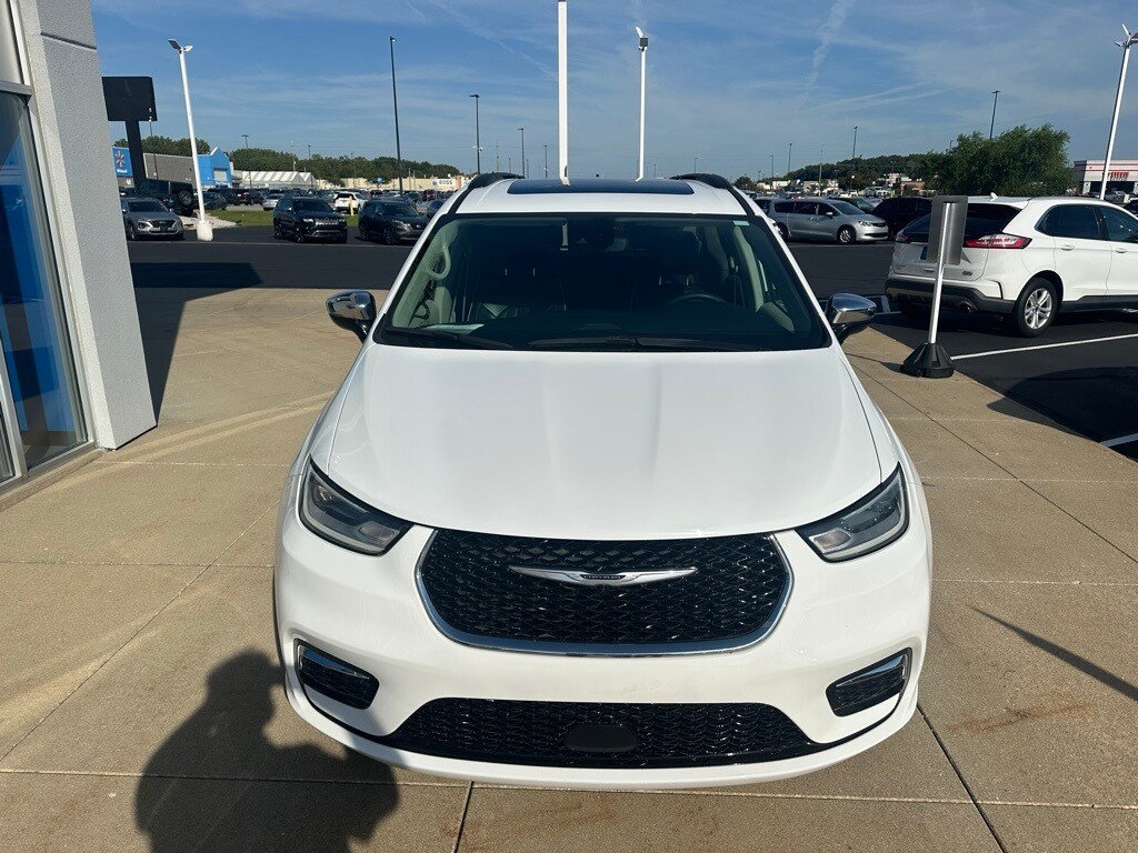 2023 Chrysler Pacifica Limited photo 2