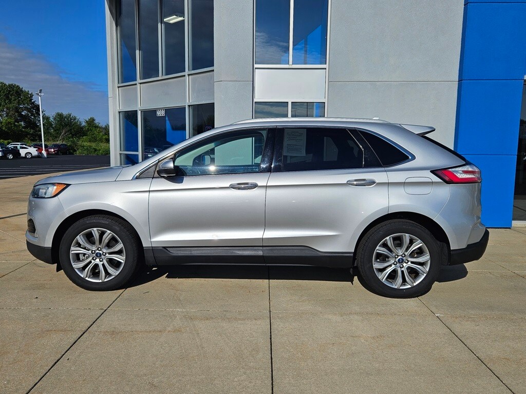 2019 Ford Edge Titanium photo 2