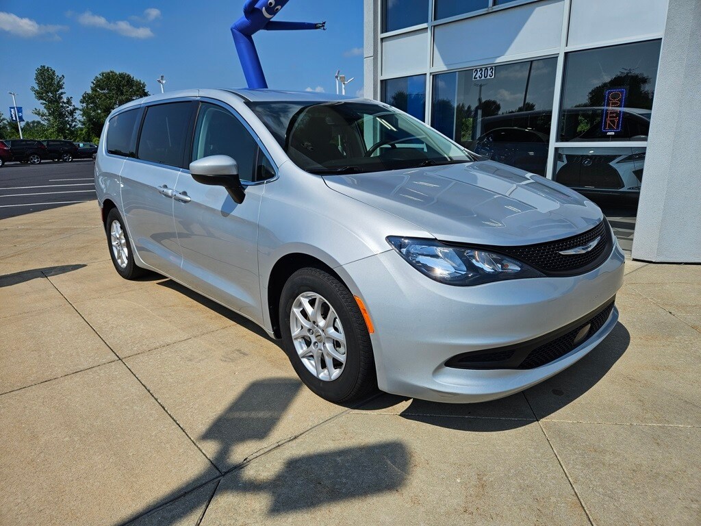 2023 Chrysler Voyager LX photo 2
