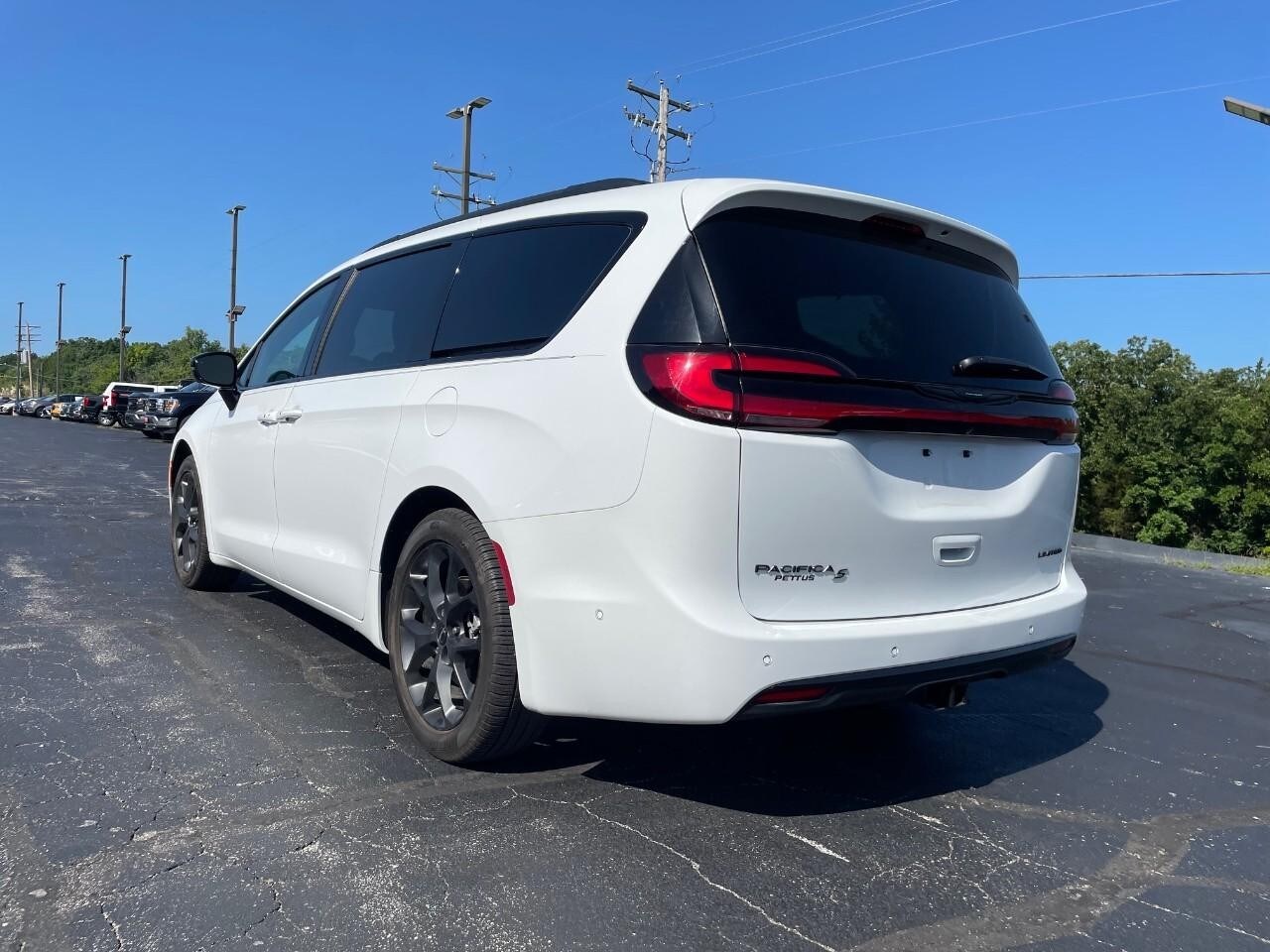2024 Chrysler Pacifica Limited photo 2