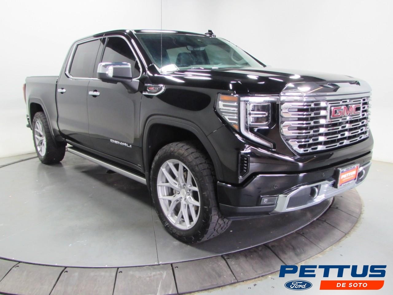 2023 GMC Sierra 4WD Crew Cab Short Box Denali's photo
