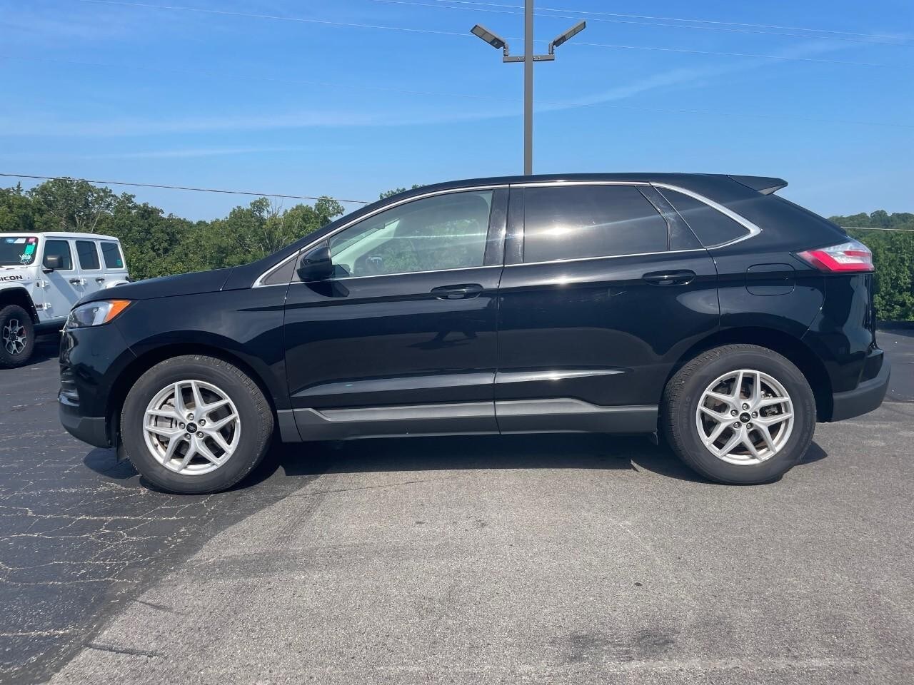 2023 Ford Edge SEL photo 2