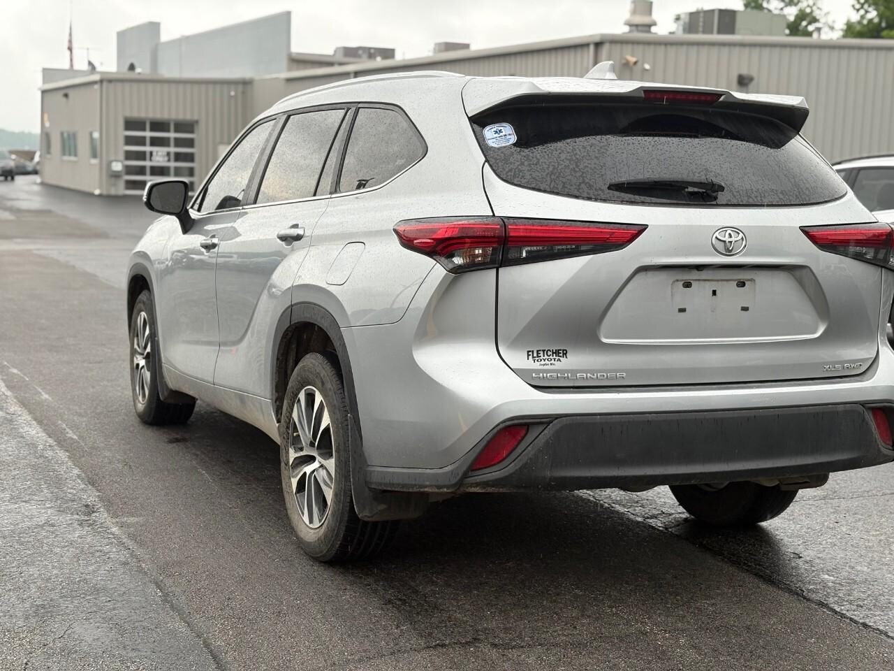2023 Toyota Highlander XLE photo 2