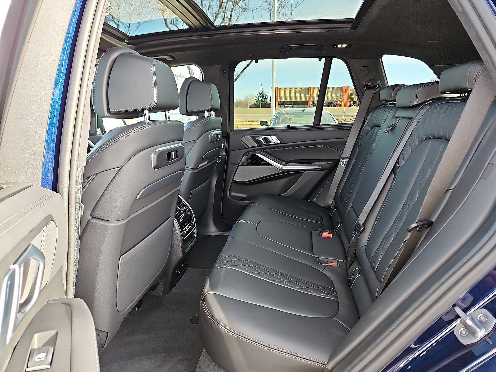 2026 BMW X5 M60i - Photo 10